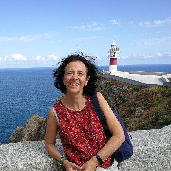 Mónica delante de un faro
