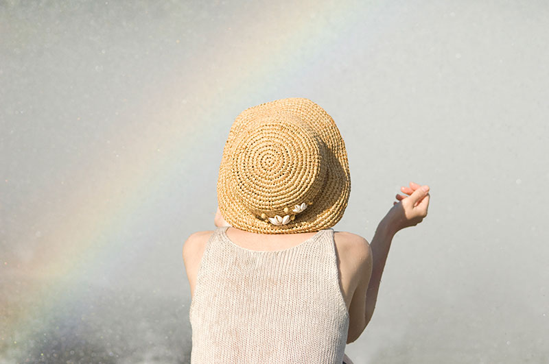 Mujer de espaldas con sombrero