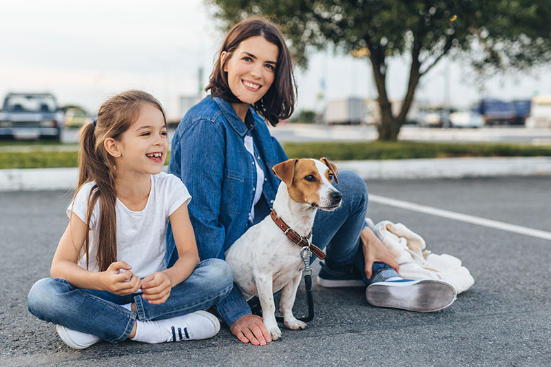 Madre e hija con perro