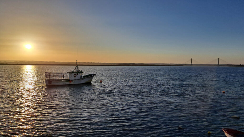 Barco al atardecer