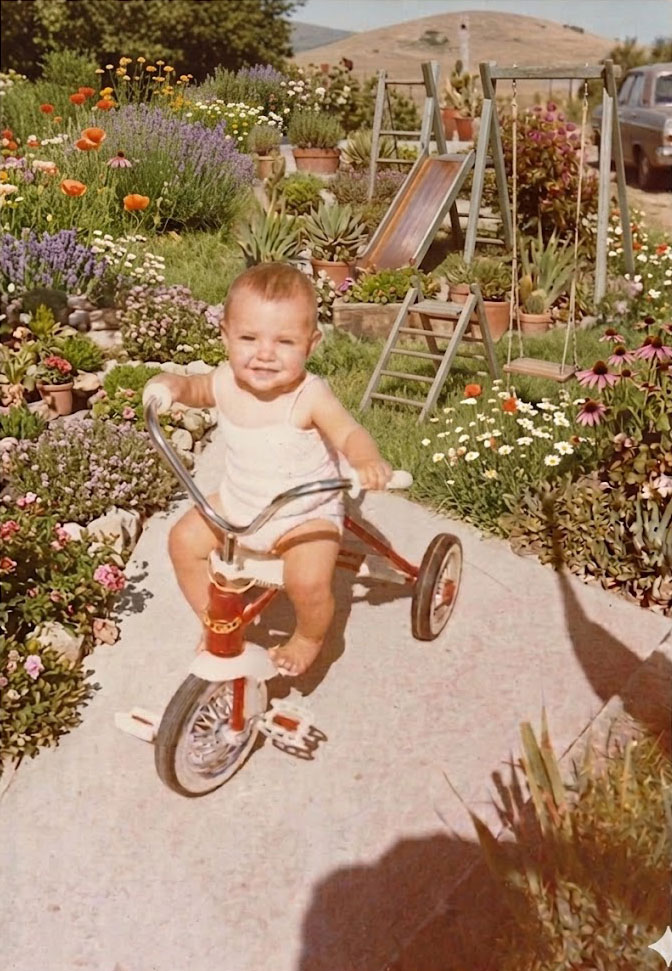 Niña en triciclo